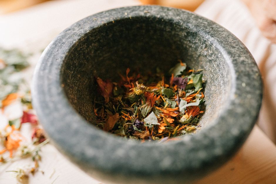 Small Wins With Herbs And Botanicals: A Cautious Look, Without Overthinking It